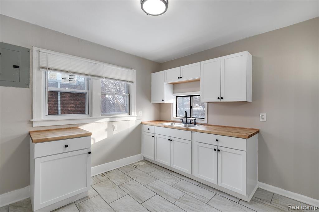 15358 Charles R Avenue, Eastpointe, MI 48021 — Photo 12