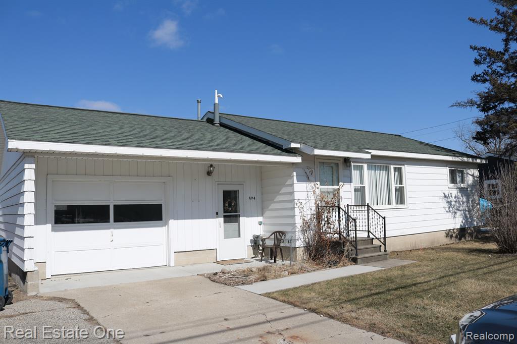 424 W CEDAR Street, Standish, MI 48658 — front exterior