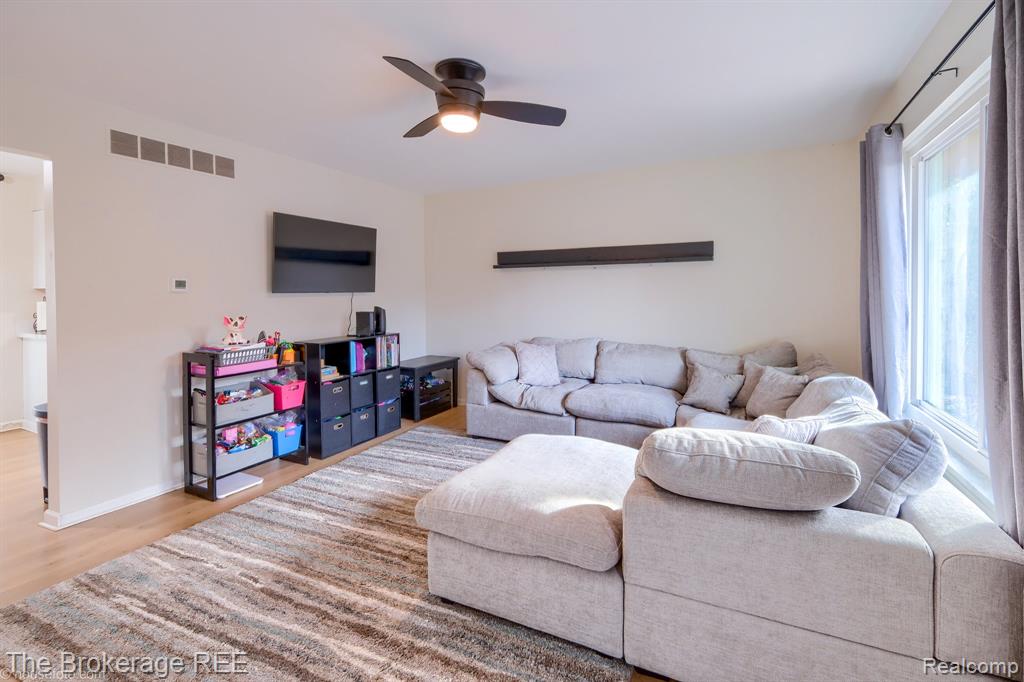 370 Oakwood Road, Ortonville, MI 48462 — Photo 2
