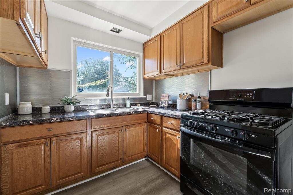 23520 Marlow Street, Oak Park, MI 48237 — Photo 13