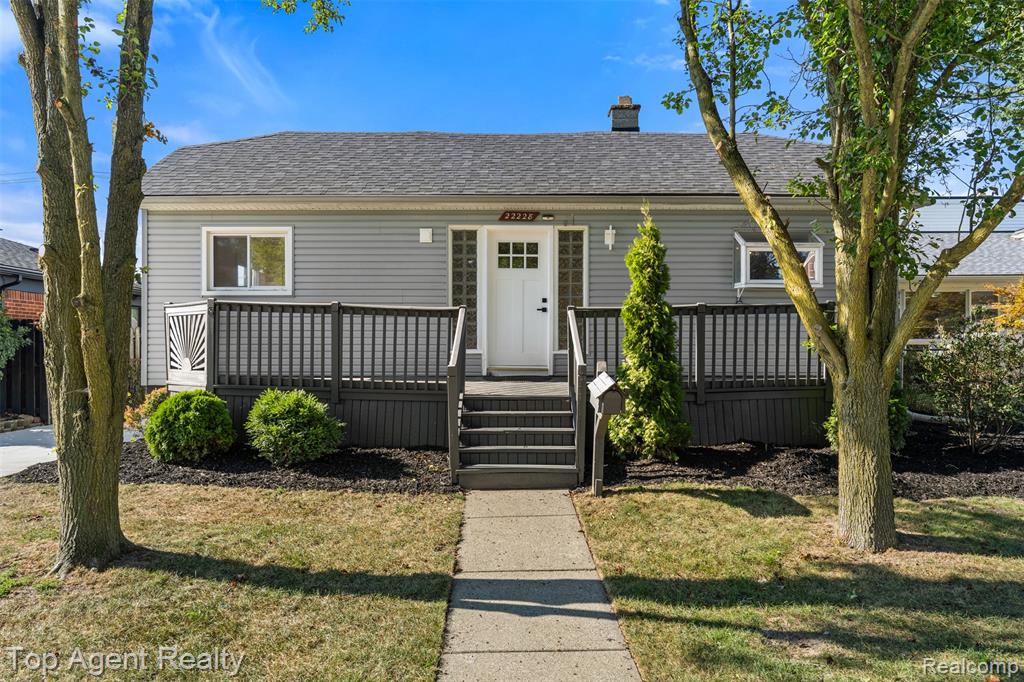22228 Bon Heur Street, Saint Clair Shores, MI 48081
