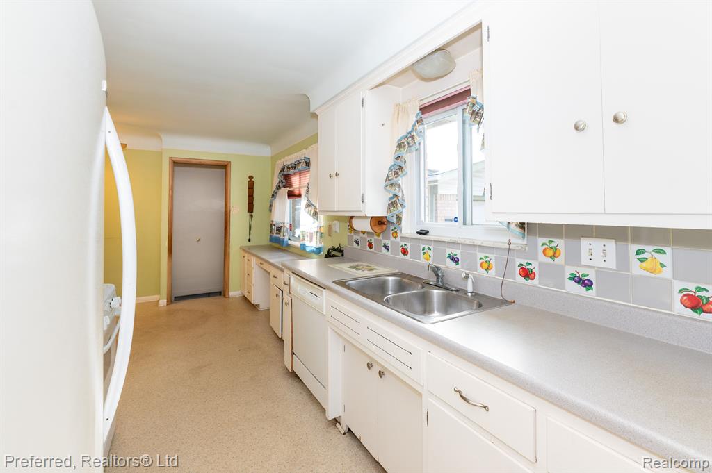 4565 UNIVERSAL Street, Dearborn Heights, MI 48125 — Photo 8