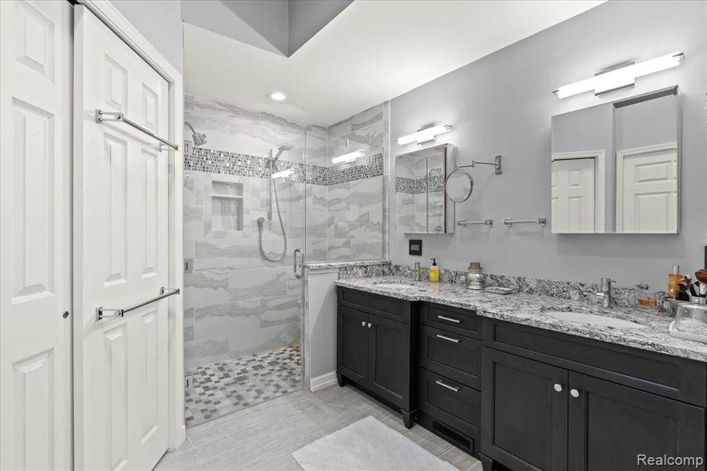 657 WOODSIDE Drive, Milford, MI 48381 — Photo 21