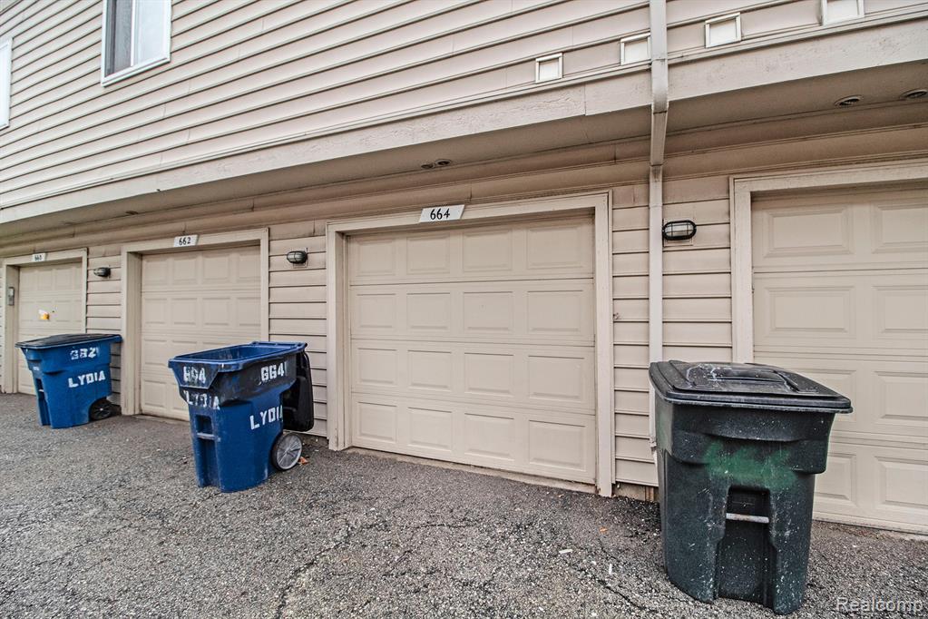 664 Lydia Lane, Pontiac, MI 48341 — Photo 15
