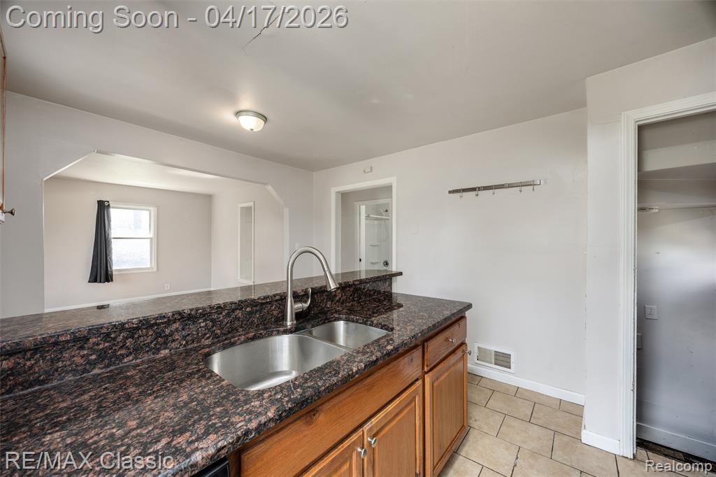 22481 Springbrook Avenue, Farmington, MI 48336 — Photo 7