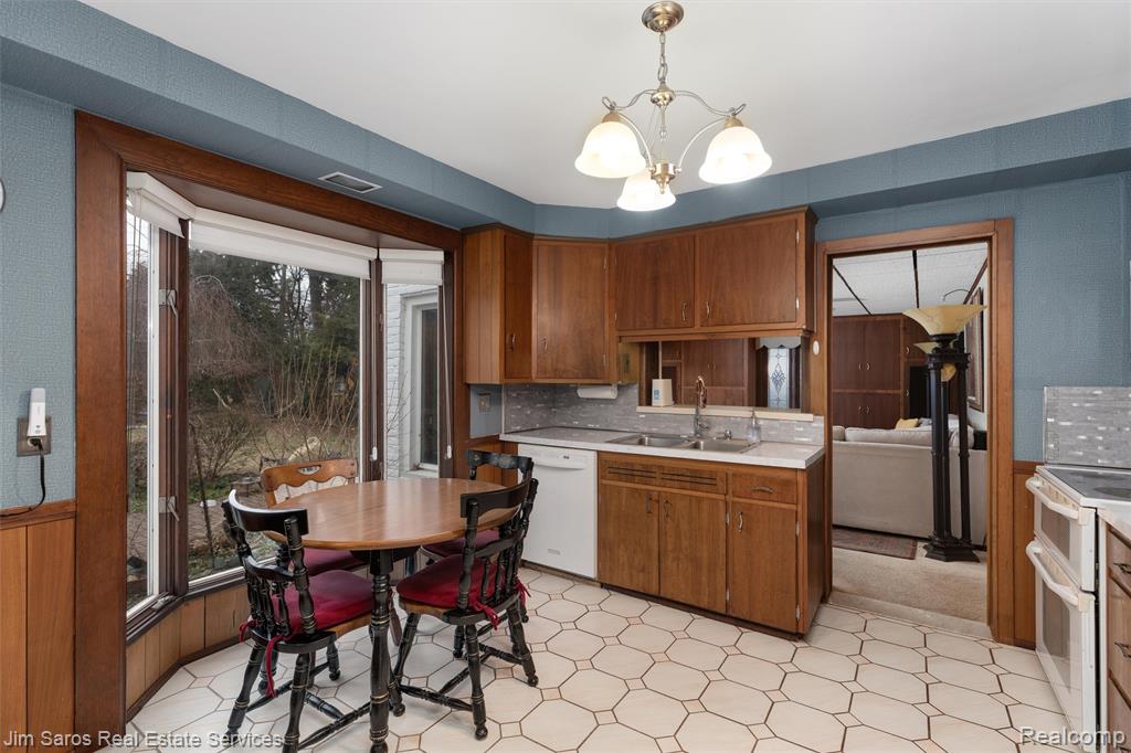 20114 Fairway Drive, Grosse Pointe Woods, MI 48236 — Photo 9