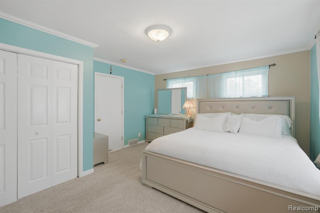 5735 N Silvery Lane, Dearborn Heights, MI 48127 — Photo 17