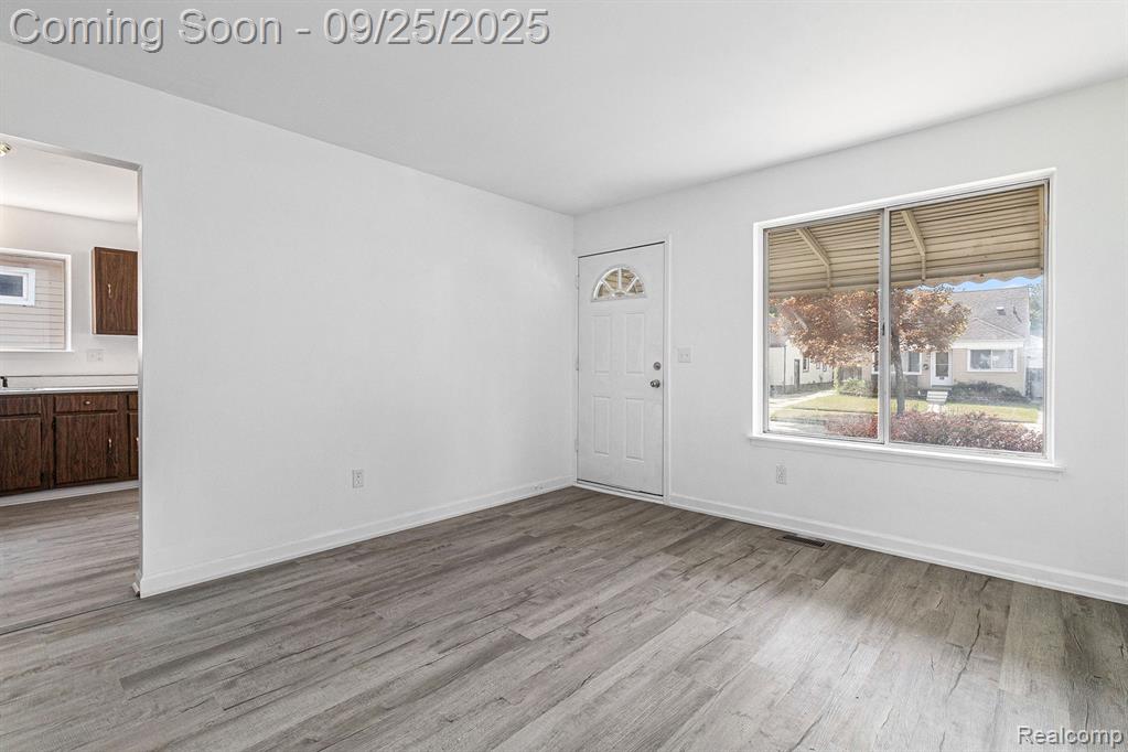 751 E Maxlow Avenue, Hazel Park, MI 48030 — Photo 3