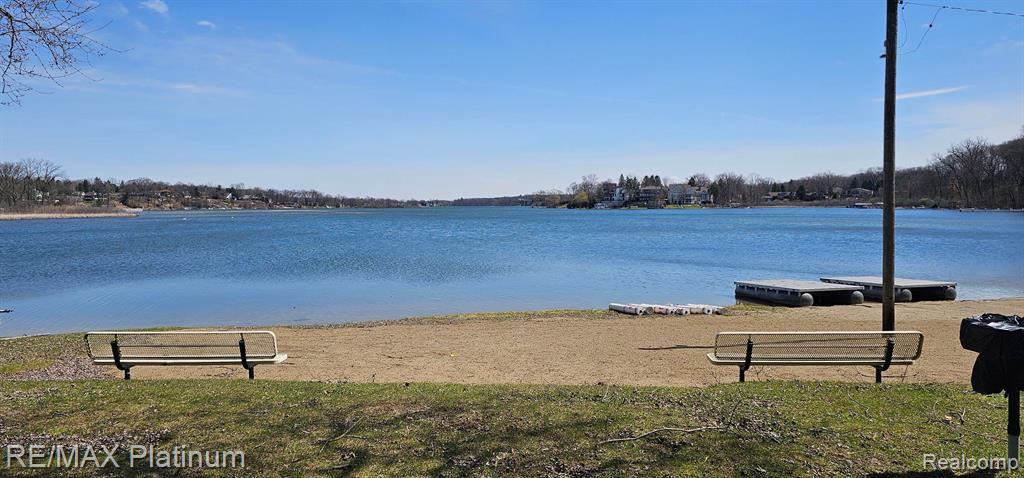 3960 S Bradmore Avenue N, West Bloomfield, MI 48324 — Photo 32