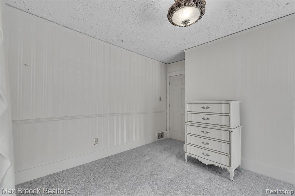 23009 Maple Avenue, Farmington, MI 48336 — Photo 37