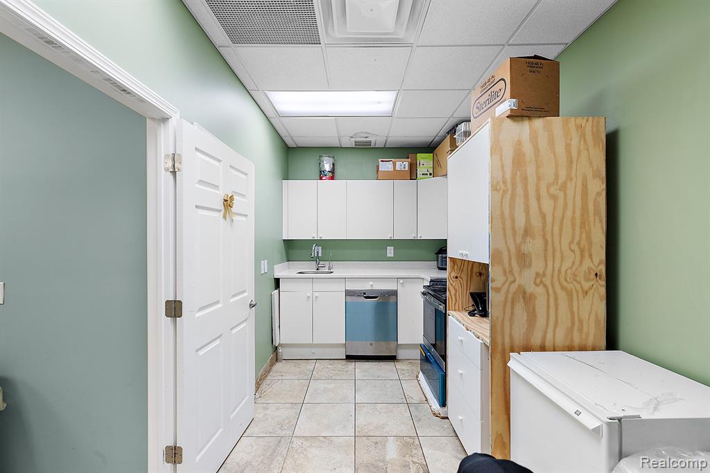 27241 SOUTHFIELD Road, Lathrup Village, MI 48076 — Photo 14