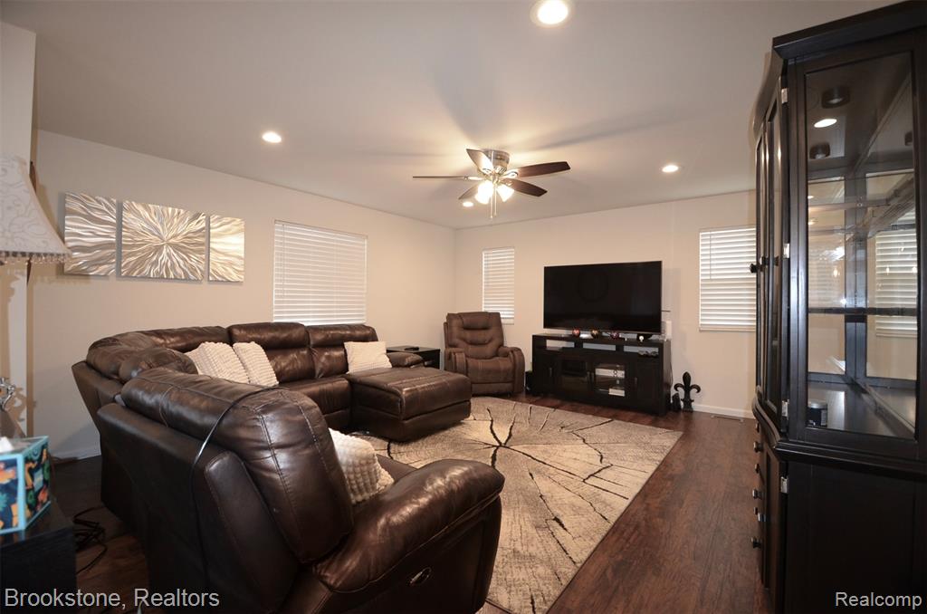 350 Fountain Park Drive, Waterford, MI 48327 — Photo 20