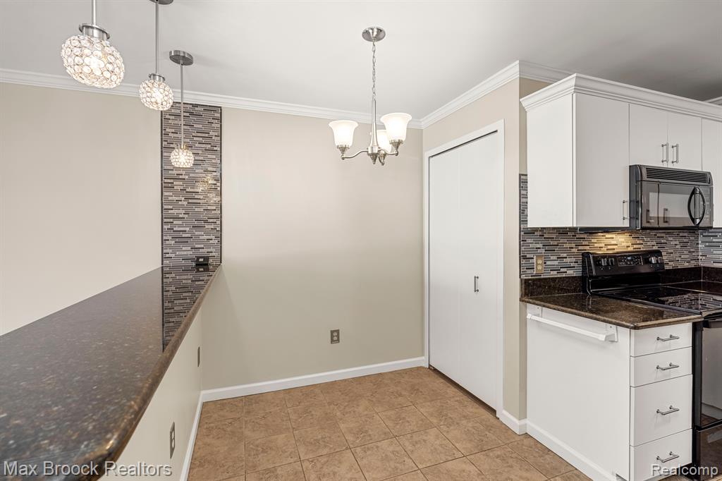 6689 W Ridgefield Circle, West Bloomfield, MI — Photo 12
