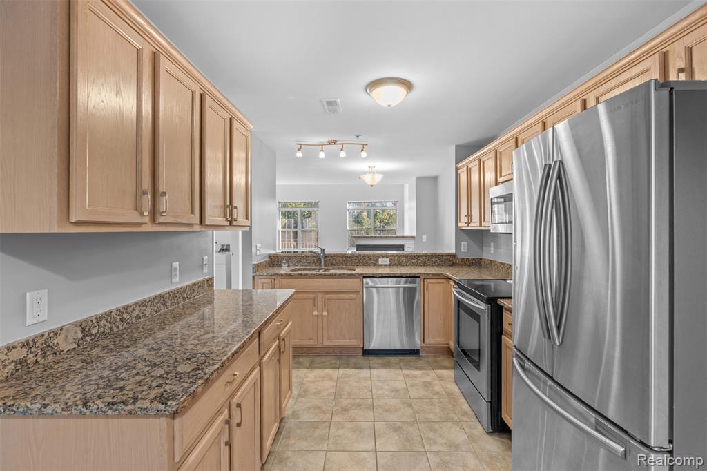 470 Old Pine Way, Walled Lake, MI 48390 — Photo 12