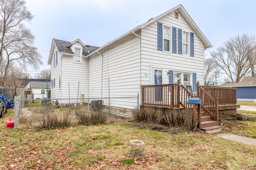 901 GARFIELD Street, Port Huron, MI 48060 — Photo 4