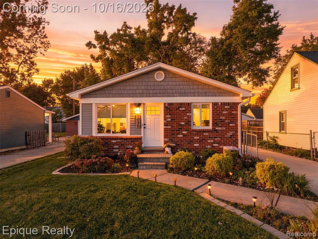 1045 Arthur Drive, Troy, MI 48083