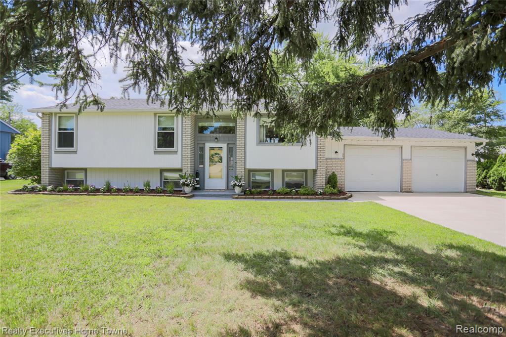 2687 Los Angeles Drive, Wolverine Lake, MI 48390 — front exterior