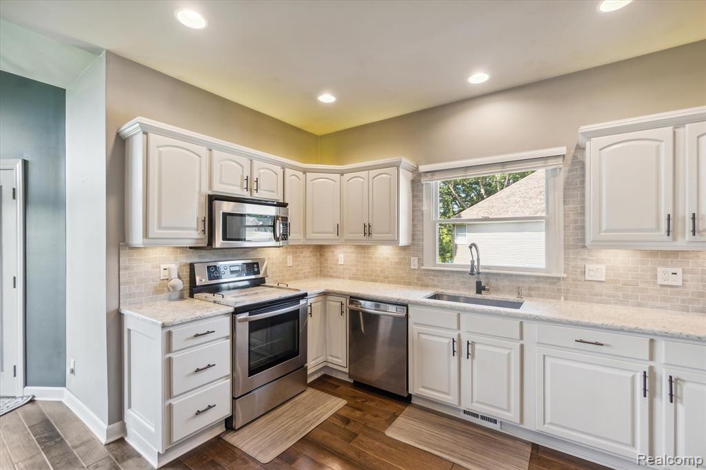 4348 Oak Tree Trail, Fenton, MI 48430 — Photo 10