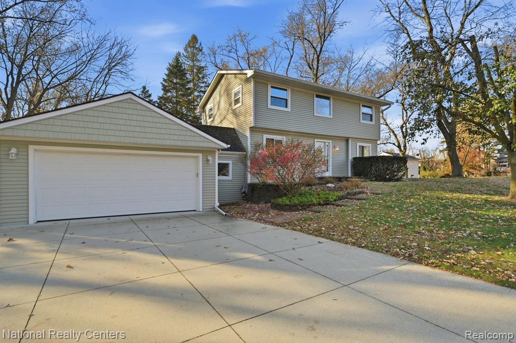5595 Birdview Heights, Orchard Lake Village, MI 48324 — Photo 2