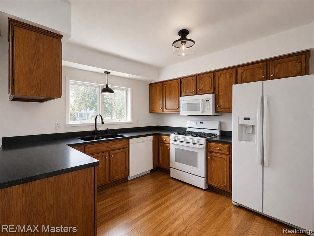 21879 Canterbury Avenue, Grosse Ile, MI 48138 — Photo 9