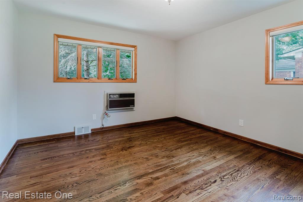 454 Lesdale Drive, Troy, MI 48085 — Photo 16