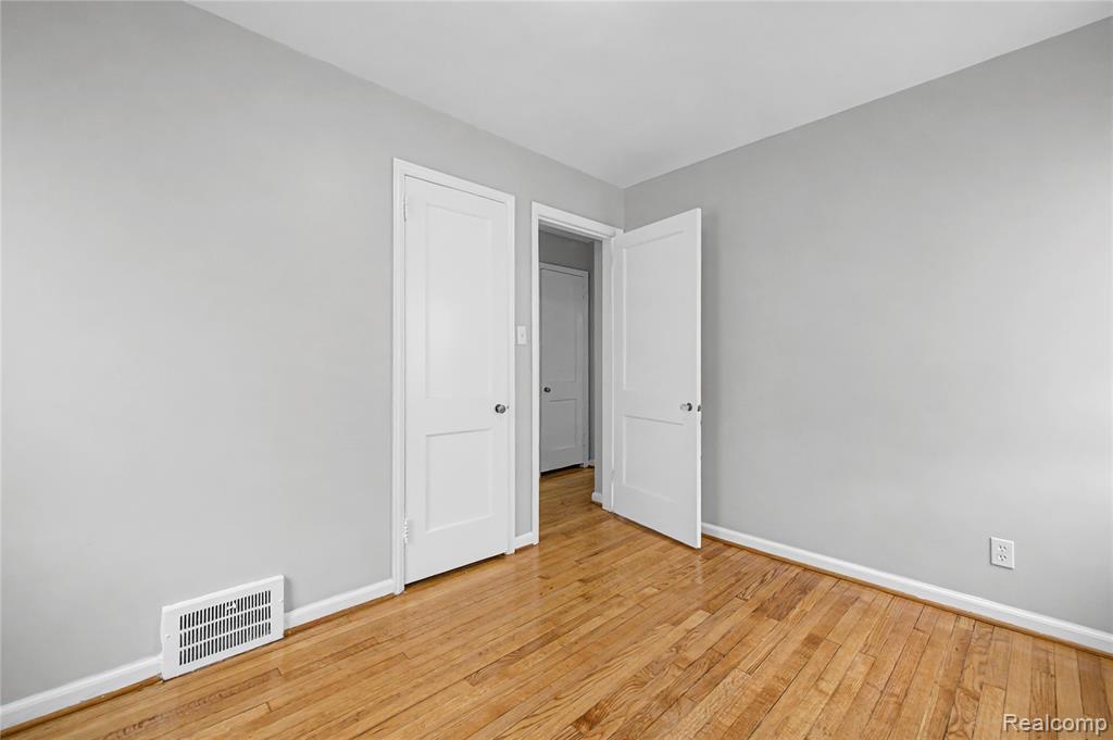 516 E Granet Avenue, Hazel Park, MI 48030 — Photo 16