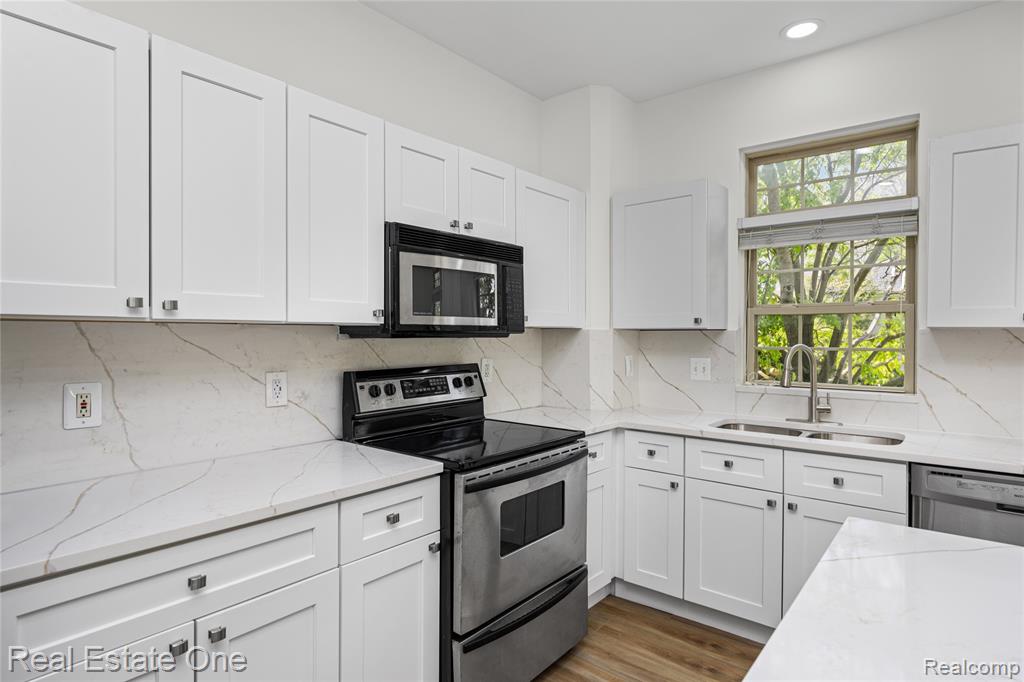 7382 Gateway Drive, West Bloomfield, MI — Photo 13