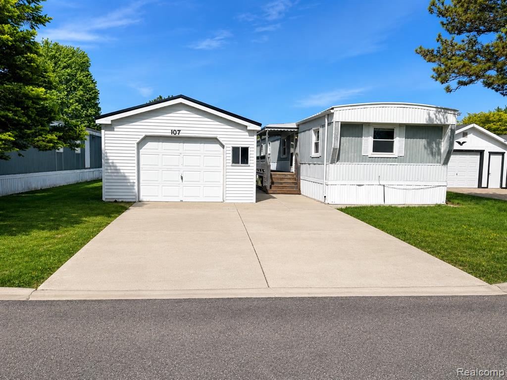 107 Foxpointe Ct, Swartz Creek, MI 48473