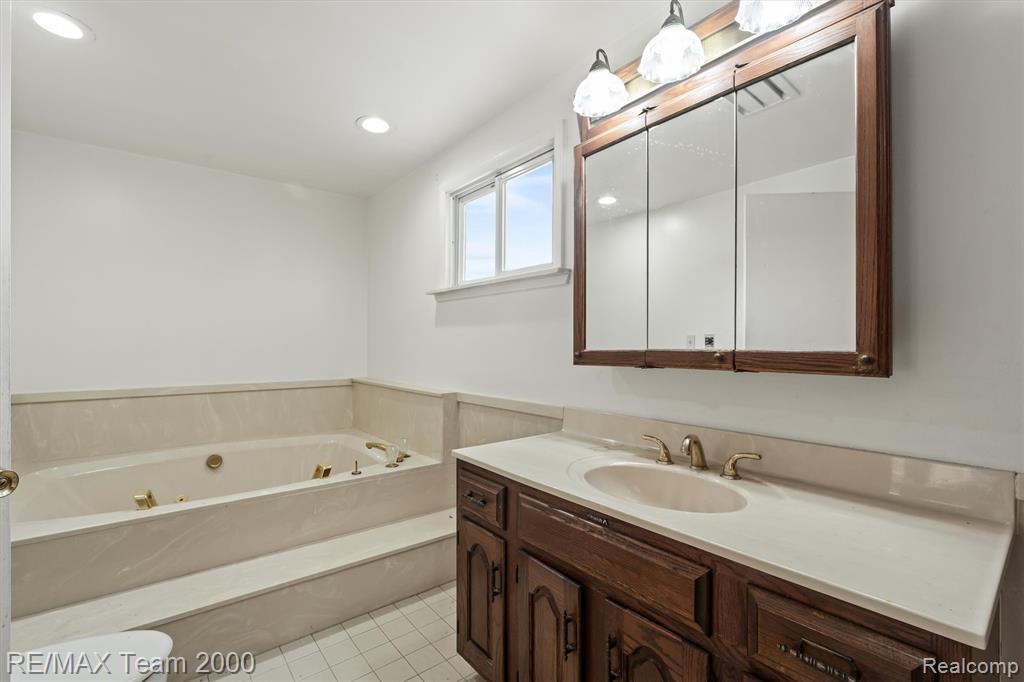 5526 SYLVIA Street, Dearborn Heights, MI 48125 — Photo 10