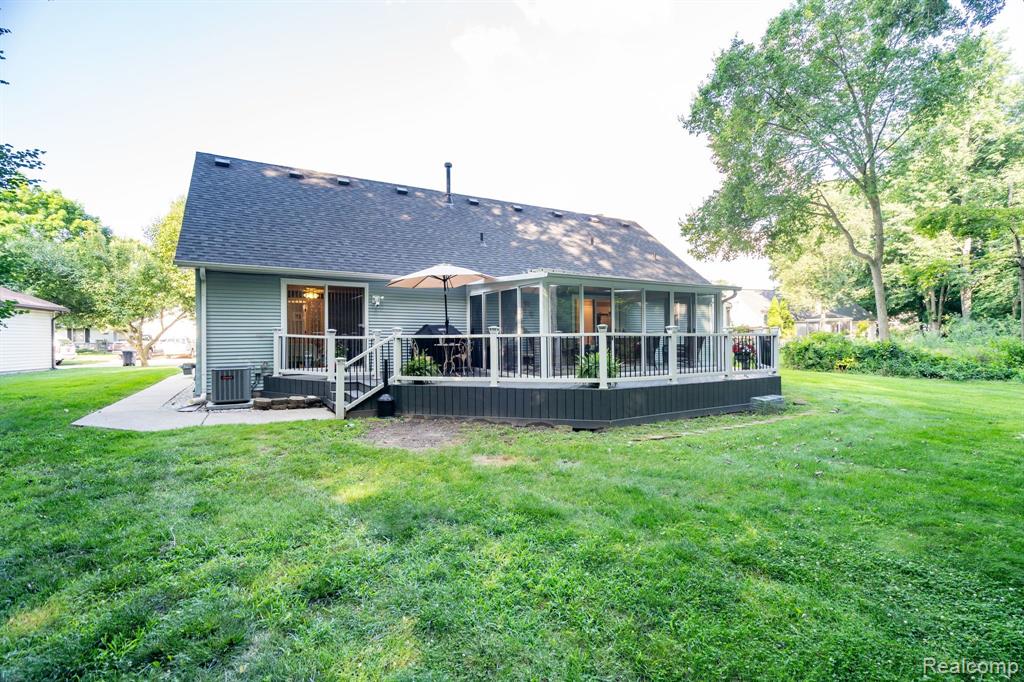 8213 EMERALD Lane W, Westland, MI — Photo 41