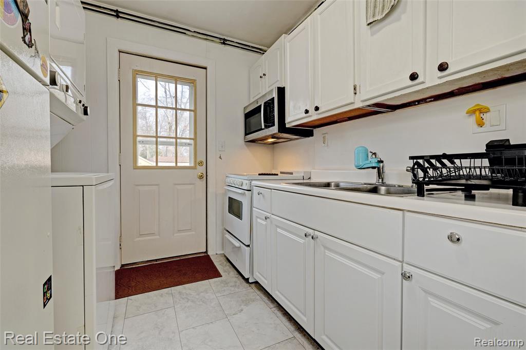 27732 Dartmouth Street, Madison Heights, MI 48071 — Photo 17