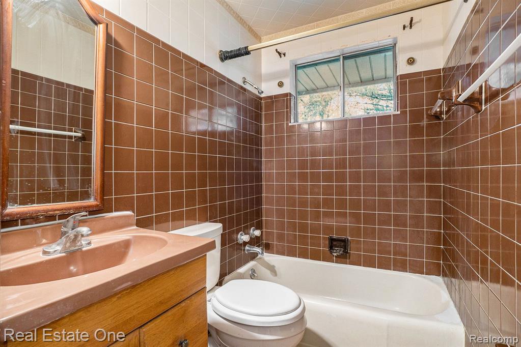 926 BYRON Drive, Milford, MI 48381 — Photo 11