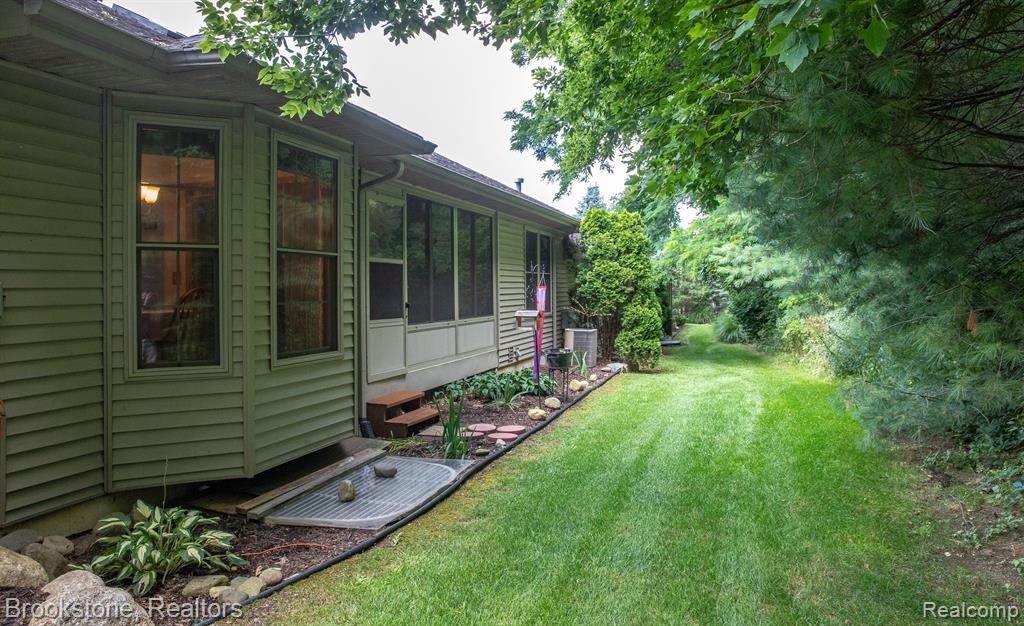 6036 NORTHRIDGE HILLS Drive, Brighton, MI 48116 — Photo 3