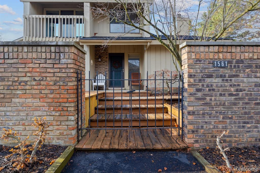 1561 S HILL Boulevard, Bloomfield Hills, MI 48304 — Photo 33