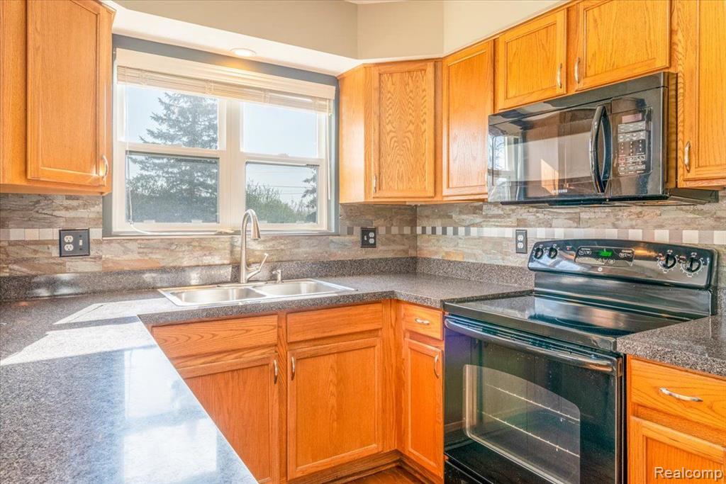9429 MADISON Drive, Belleville, MI 48111 — Photo 12