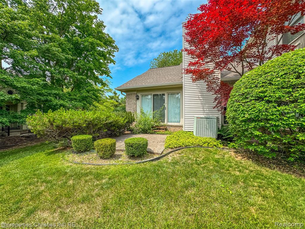 7569 Danbury Circle, West Bloomfield, MI — Photo 33