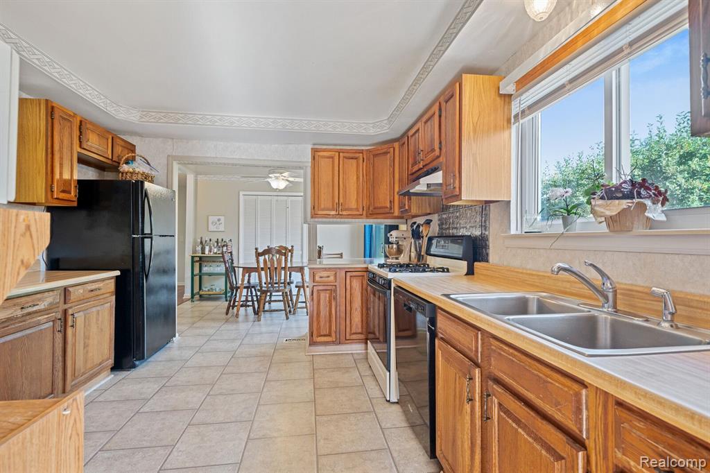 42204 MCBRIDE Avenue, Van Buren, MI 48111 — Photo 16