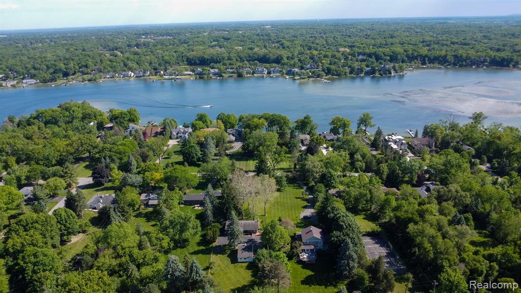 6084 Upper Straits Boulevard, West Bloomfield, MI 48324 — Photo 5