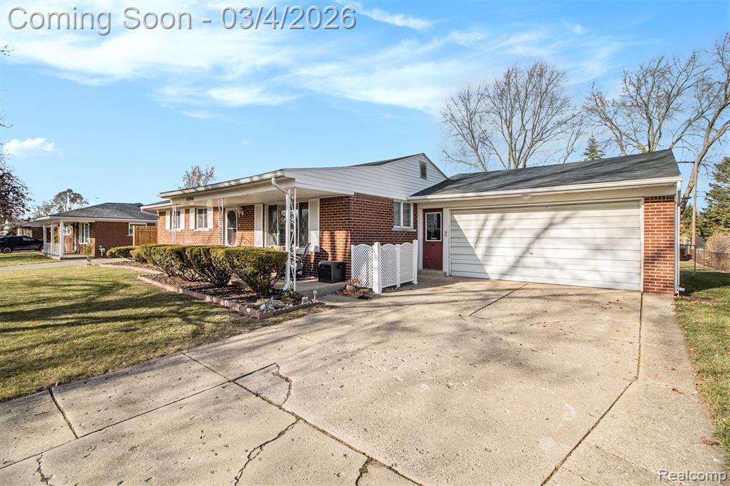 5794 Shetland Way, Waterford, MI 48327 — front exterior