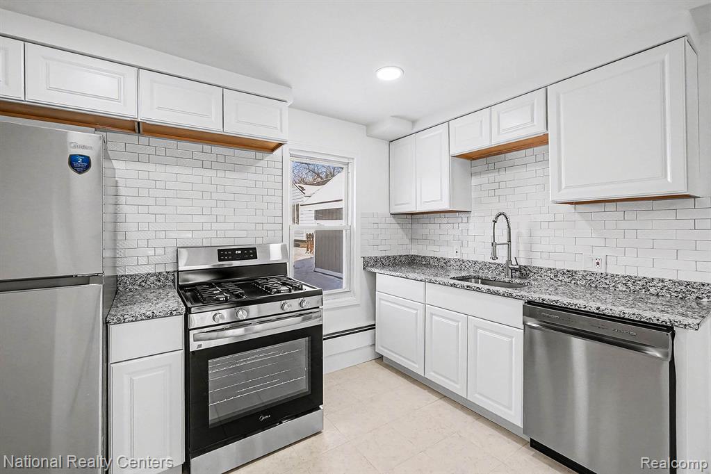 2960 Glenbroke Street, Keego Harbor, MI 48320 — Photo 10