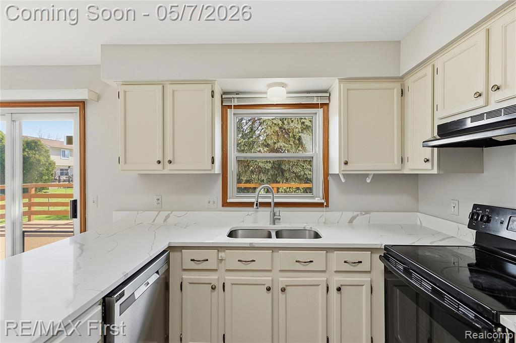 1800 Hillman Drive, Troy, MI 48083 — Photo 12