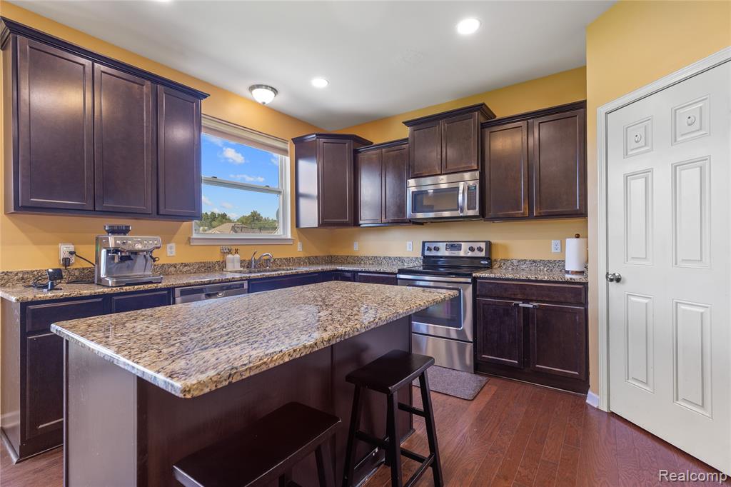 28547 Oakmonte Circle E, New Hudson, MI 48165 — Photo 6
