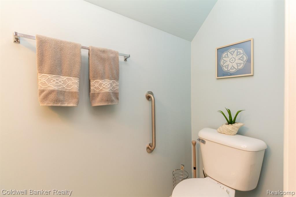 16962 FARMINGTON Road, Livonia, MI 48154 — Photo 24