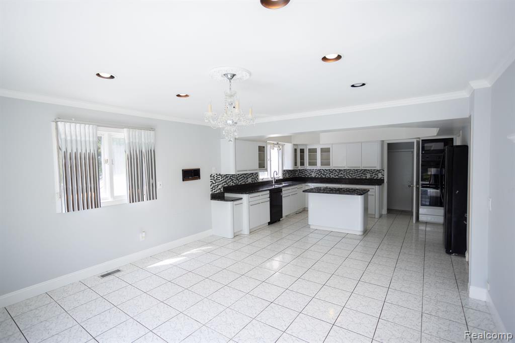 5881 NANEVA, West Bloomfield, MI — Photo 15