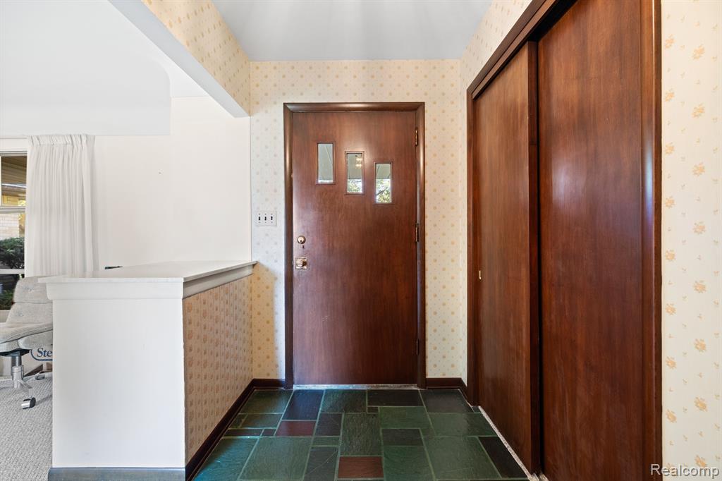 6248 LIVERNOIS Road, Troy, MI 48098 — Photo 32