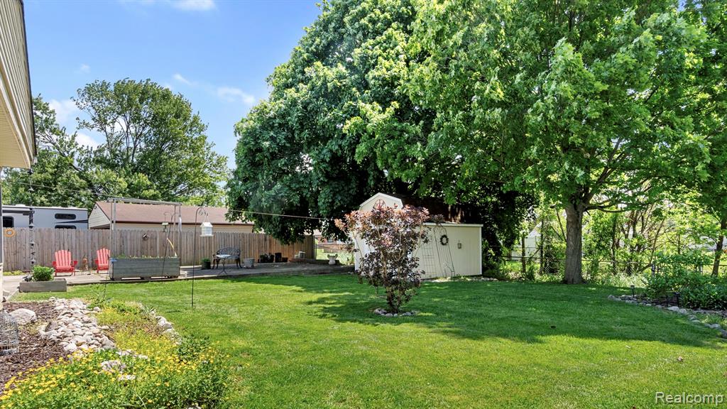 27654 Oakcrest Drive, Brownstown, MI 48183 — Photo 33