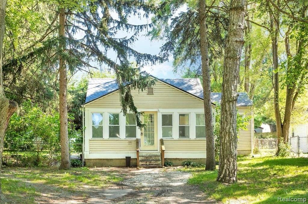 594 ANDRESEN, Hazel Park, MI 48030 — front exterior