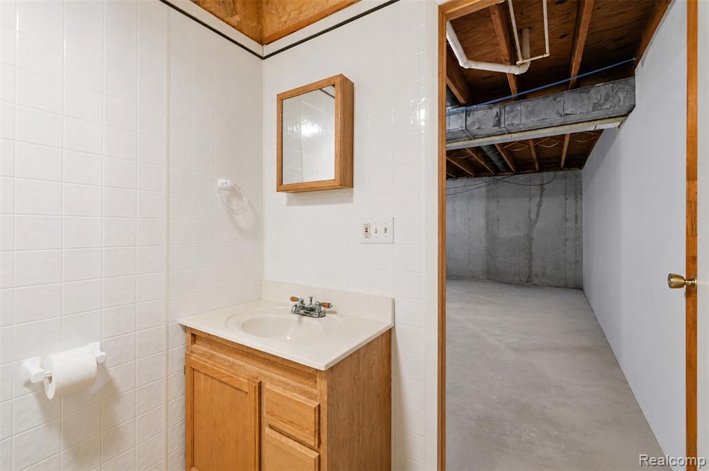 2482 Valley Lane Drive, Grand Blanc, MI 48439 — Photo 33