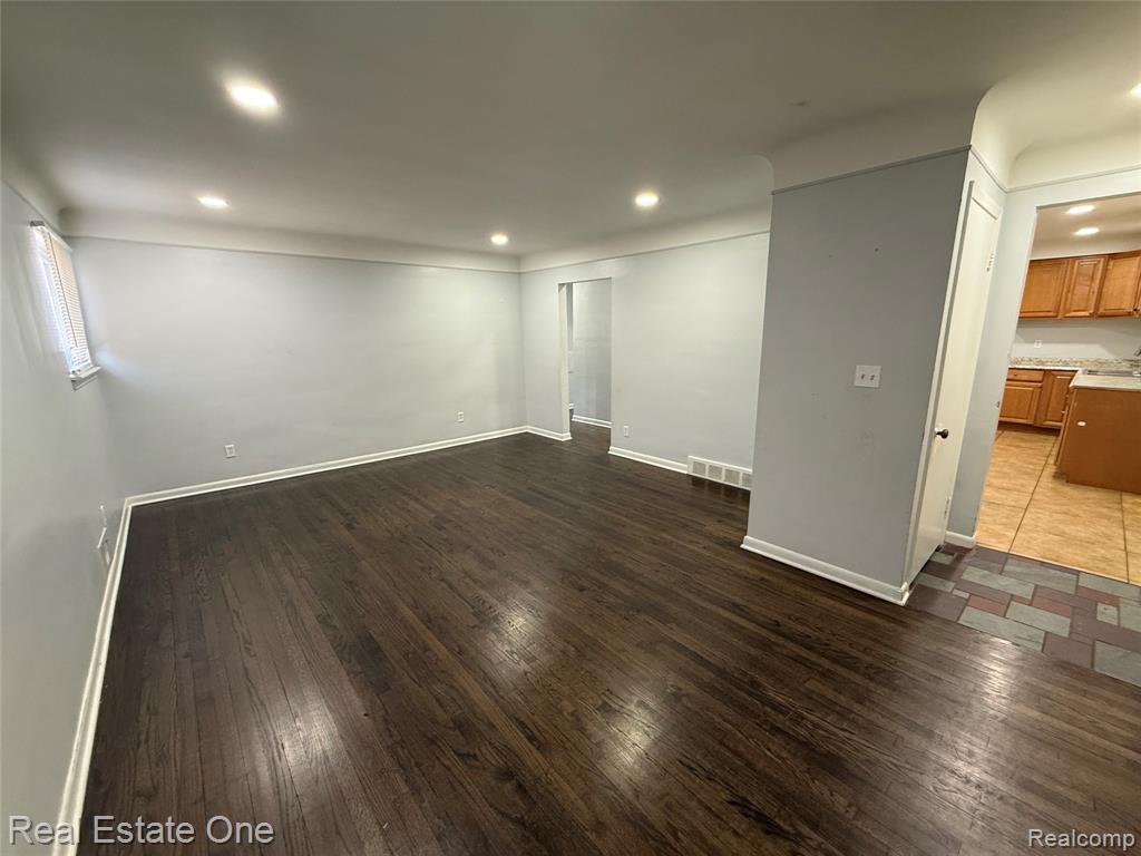 8064 WHITEFIELD Street, Dearborn Heights, MI 48127 — Photo 2