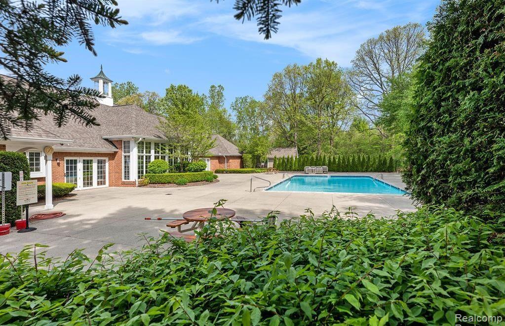 4043 BERKSHIRE Drive, Sterling Heights, MI 48314 — Photo 32